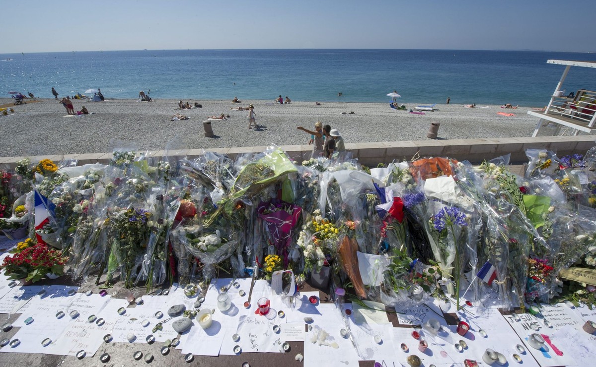 Kwiaty złożone w hołdzie ofiarom zamachu w Nicei