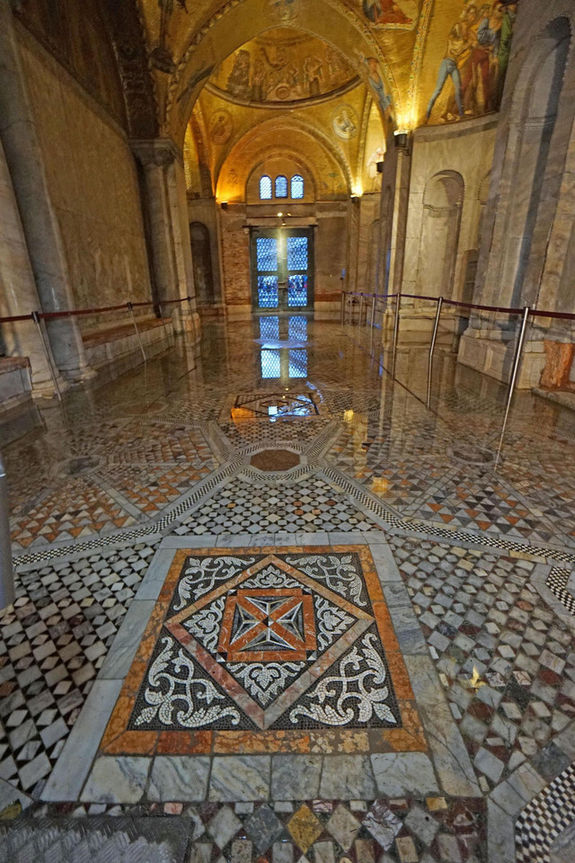 Woda wdarła się do bazyliki św. Marka w Wenecji