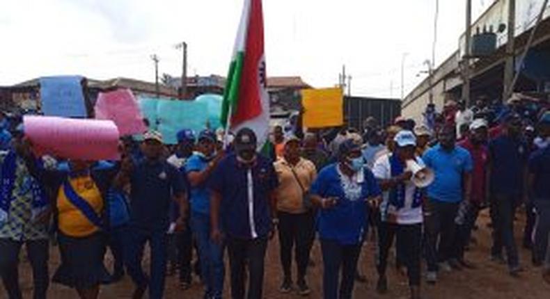  NLC members protesting in Sango-ota over deplorable state of Lagos-Abeokuta expressway. [NAN]