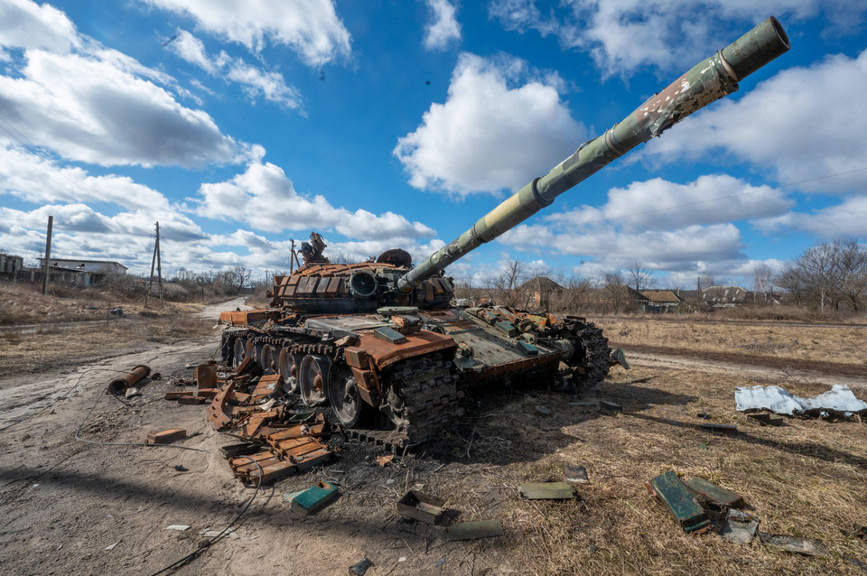 Zniszczony czołg na froncie w Ukrainie