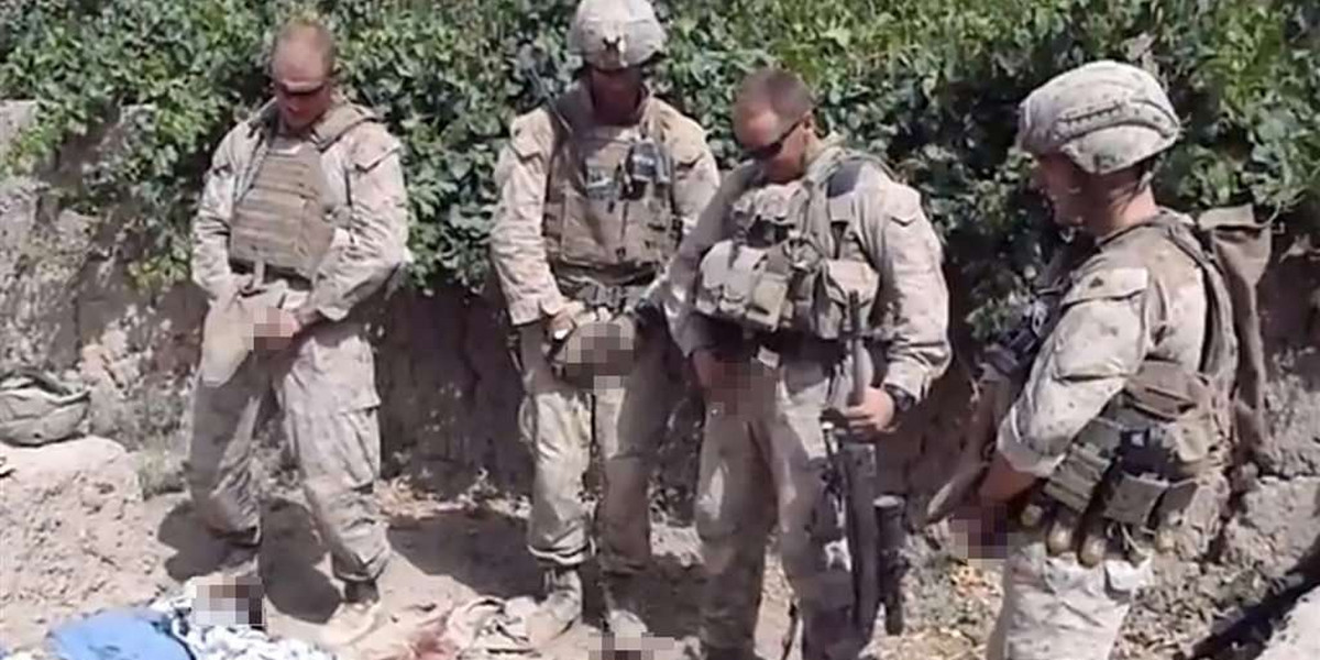 Amerykańscy marines sikają na martwych Talibów