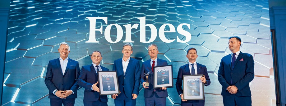 Nagradzający i nagrodzeni. Od lewej stoją: Paweł Zielewski („Forbes”),  Daniel Majewski (Bank Millennium),  Tomasz Pol (Bank Millennium), Michał Gajewski (Santander Bank Polska),     Marcin Gadomski (Bank Pekao S.A.) i Adrian Kurowski (Visa).