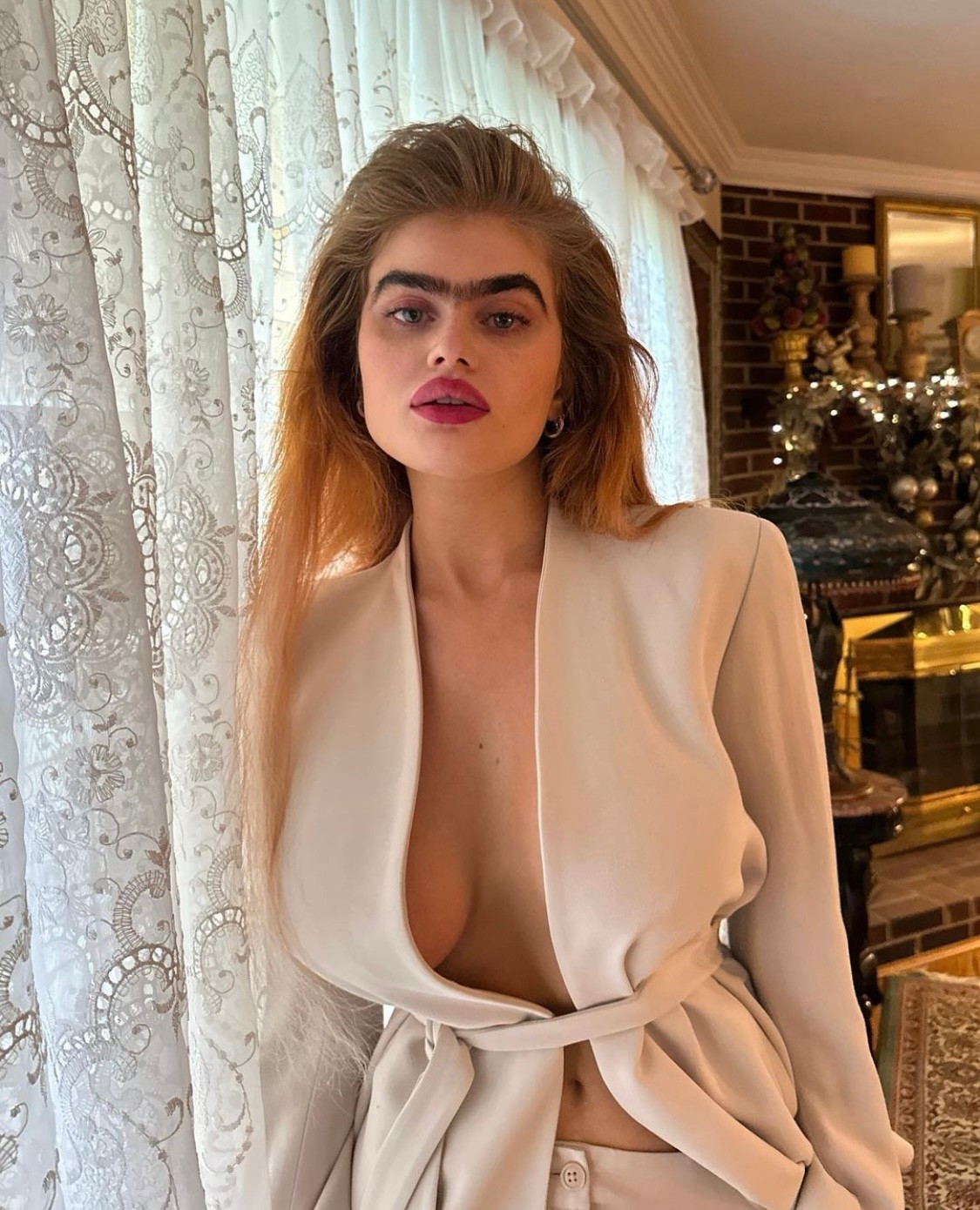 Sophia šokuje svojím obočím.