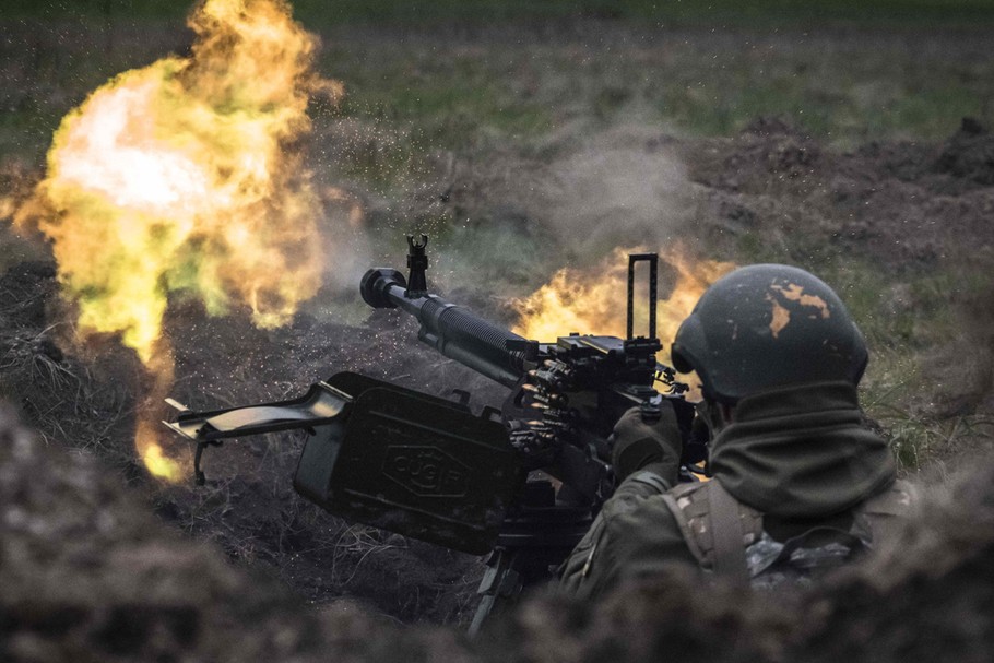 We wschodniej Ukrainie jest kawałek frontu, na którym za każdy kilometr kwadratowy terenu Rosjanie musieli poświęcić prawie półtora tysiąca żołnierzy. Rosyjski atak na ukraińskie pozycje trwa (zdjęcie ilustracyjne ze szkolenia ukraińskich żołnierzy)