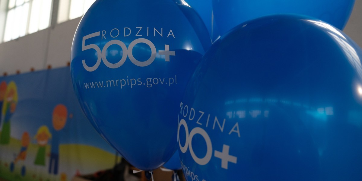 Program 500 plus obejmuje wypłatę co miesiąc 500 zł na każde drugie i kolejne dziecko, niezależnie od dochodów w rodzinie. Wszedł w życie w 2016 r.