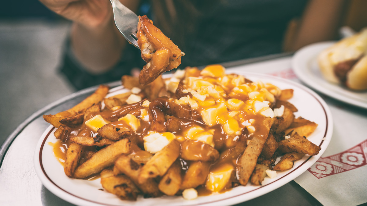 Poutine, kanadyjskie frytki z serem i sosem chronione prawem