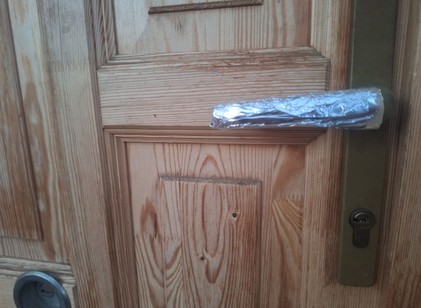 Miért csomagolják egyesek alufóliába a kilincseiket – és mennyire hatékony ez a pszichológiai trükk valójában? című cikk nyitóképe