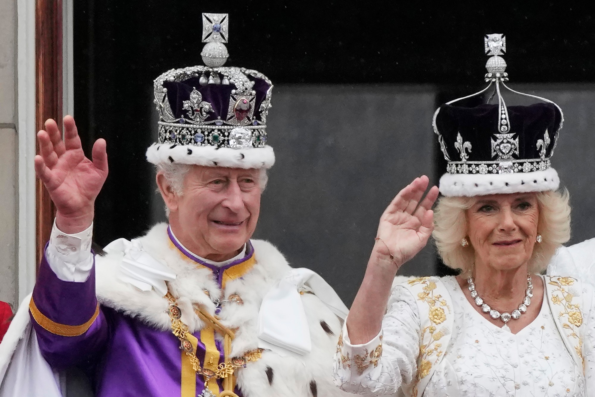 Britský kráľ Karol III. a britská kráľovná Kamila zdravia verejnosť z balkóna Buckinghamského paláca na záver korunovačných ceremónií v Londýne.