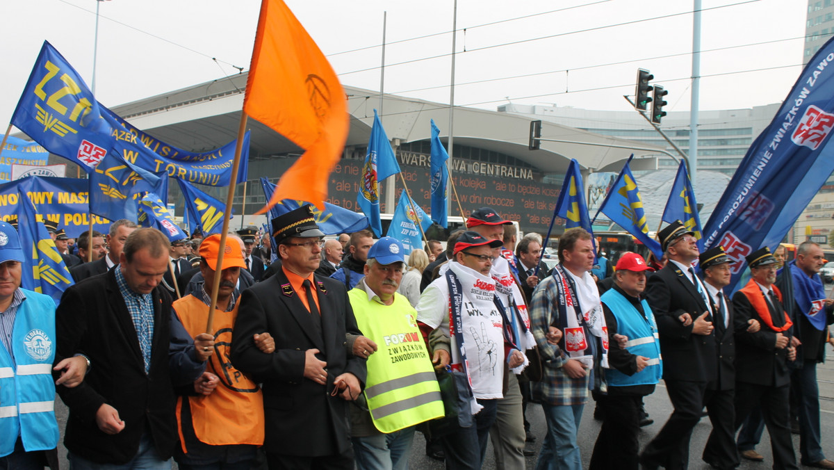 W związku z utrudnieniami na drogach weekend najlepiej omijać Warszawę szerokim łukiem. Stołeczne ulice będą nieprzejezdna za sprawą związkowej manifestacji, w której ma wziąć udział nawet 100 tysięcy osób, oprócz tego rozpoczynają się kolejne remonty i zaplanowane są duże imprezy sportowe.