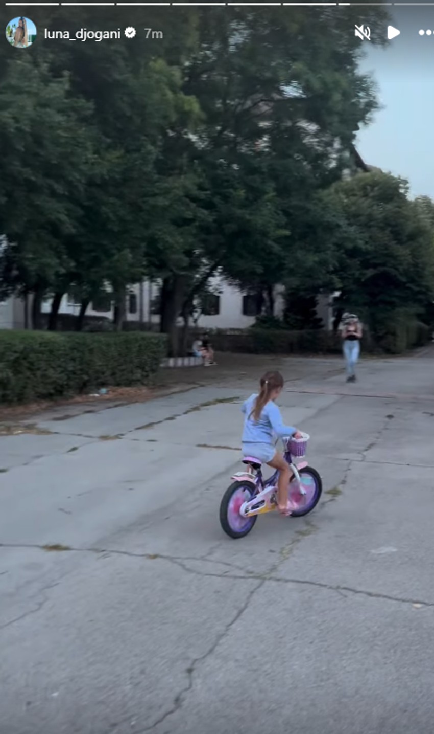 Mala Mia naučila da vozi biciklu