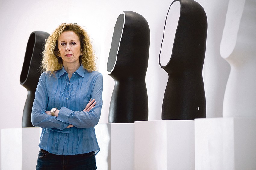 Kustos Mišela Blanuša pored rada "Solženjicin" Đorđija Crnčevića