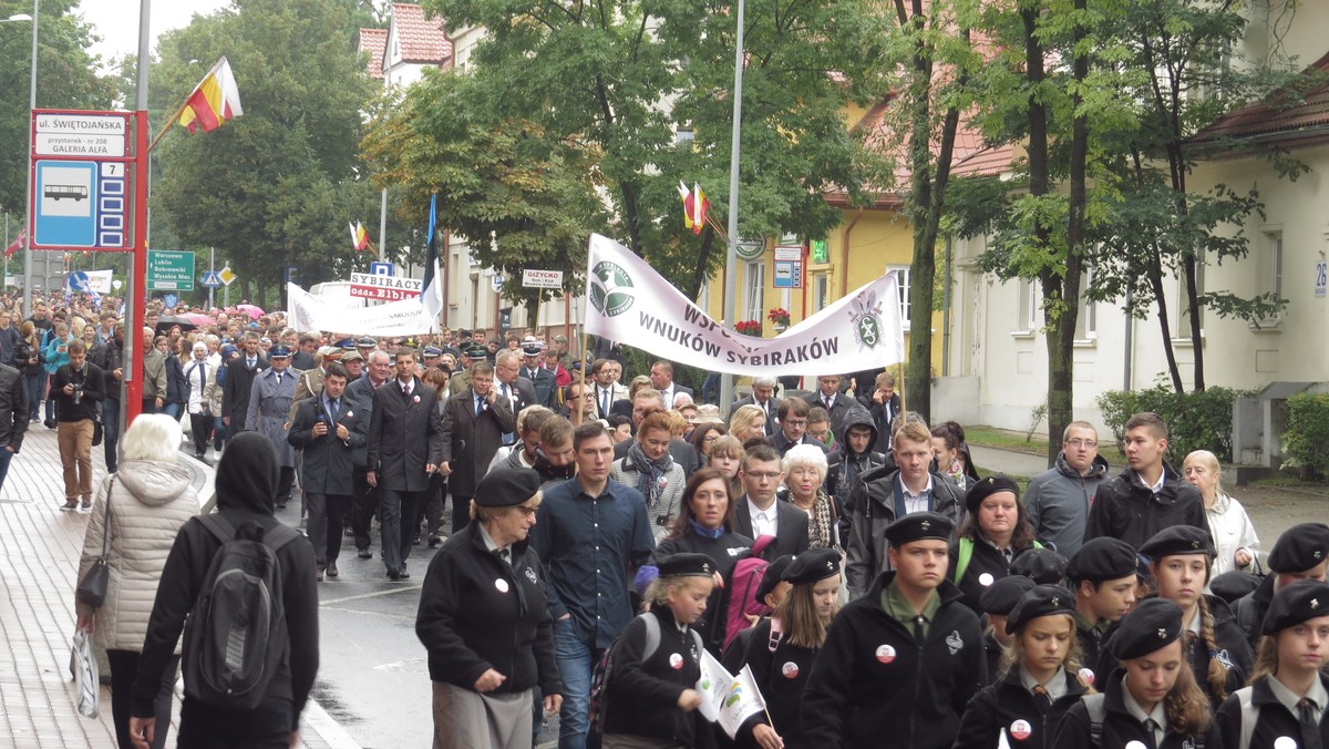 Mimo deszczu, tysiące białostoczan przeszło ulicami miasta w Międzynarodowym Marszu Pamięci Zesłańców Sybiru. Zorganizowany on został już po raz siedemnasty. Jak co roku uczestnicy przemaszerowali  od Pomnika Katyńskiego w Parku Zwierzynieckim pod Grób Nieznanego Sybiraka przy kościele pod wezwaniem Ducha Świętego.