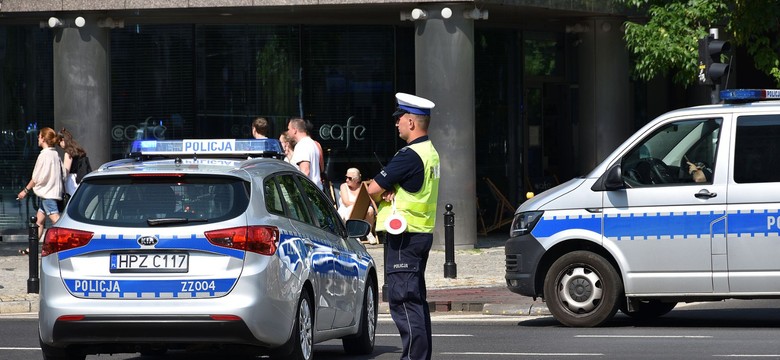 Incydent w Warszawie. Przed budynkiem urzędu biegała 14-latka z nożem