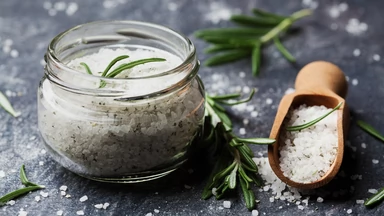 Dzika sól - świetny sposób na zachowanie aromatu ziół i dzikich roślin