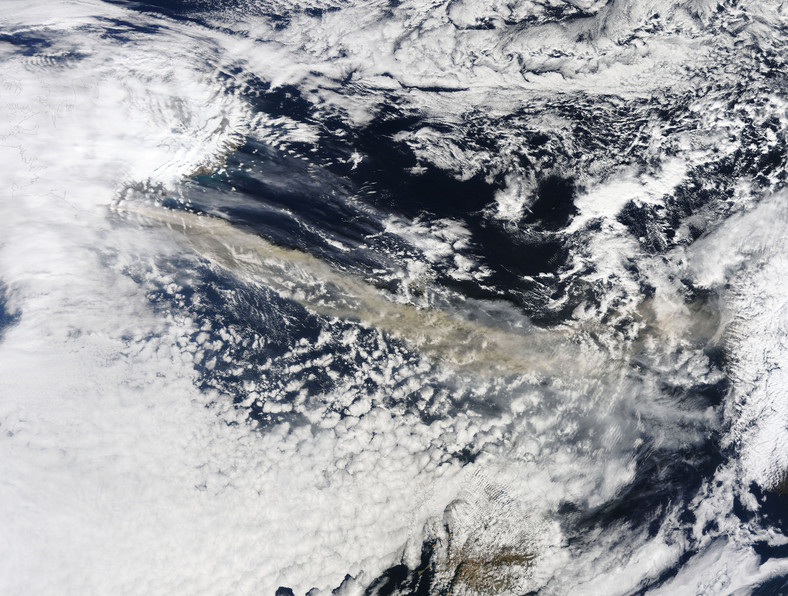 Chmura pyłu wulkanicznego znad lodowca Eyjafjallajokull zarejestrowana nad północnym Atlantykiem przez należącego do NASA satelitę Terra