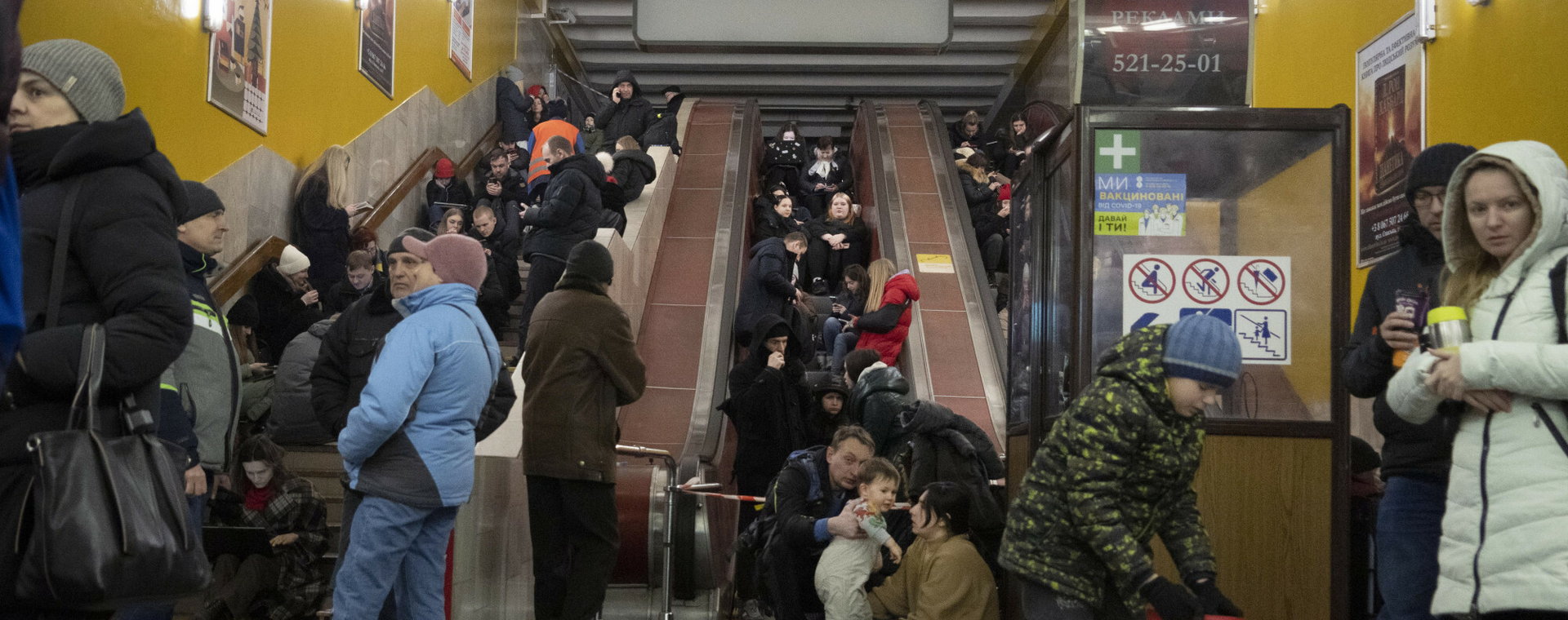 Ludzie schronieni w kijowskim metrze w czasie alarmu bombowego