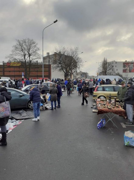 W dzień handlowy na ulicy jest tłoczno