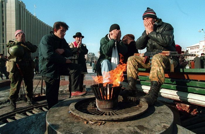 Zwolennicy Dudajewa modlą się przed Pałacem Prezydenckim w Groznym, 1994 r. (aut. Mikhail Evstafiev) (CC BY-SA 3.0)