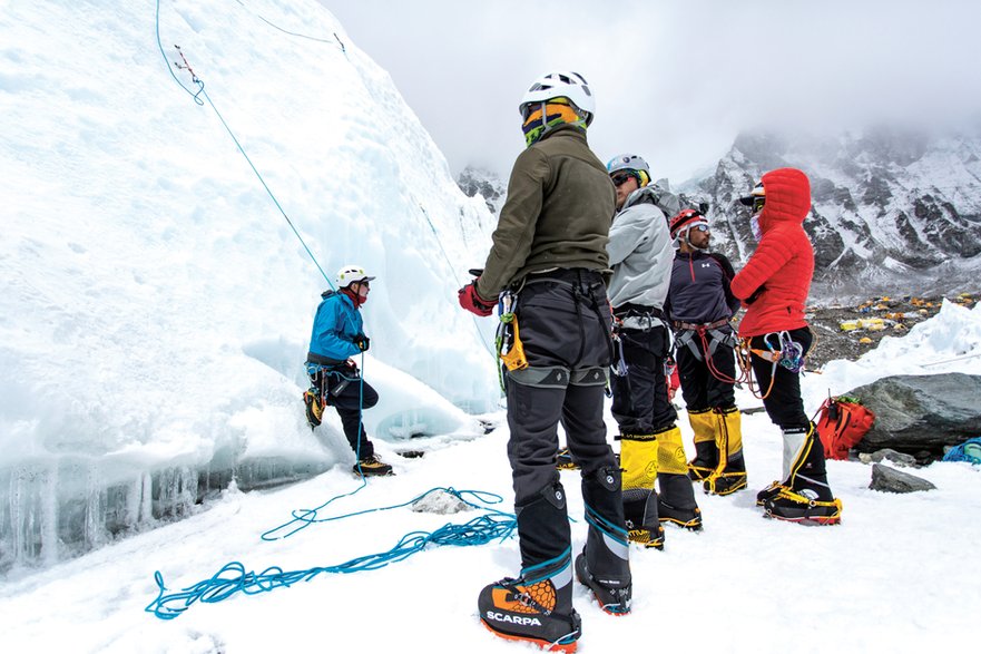 Szerpowie. Fragment książki  "W cieniu Everestu", Magda Lassota