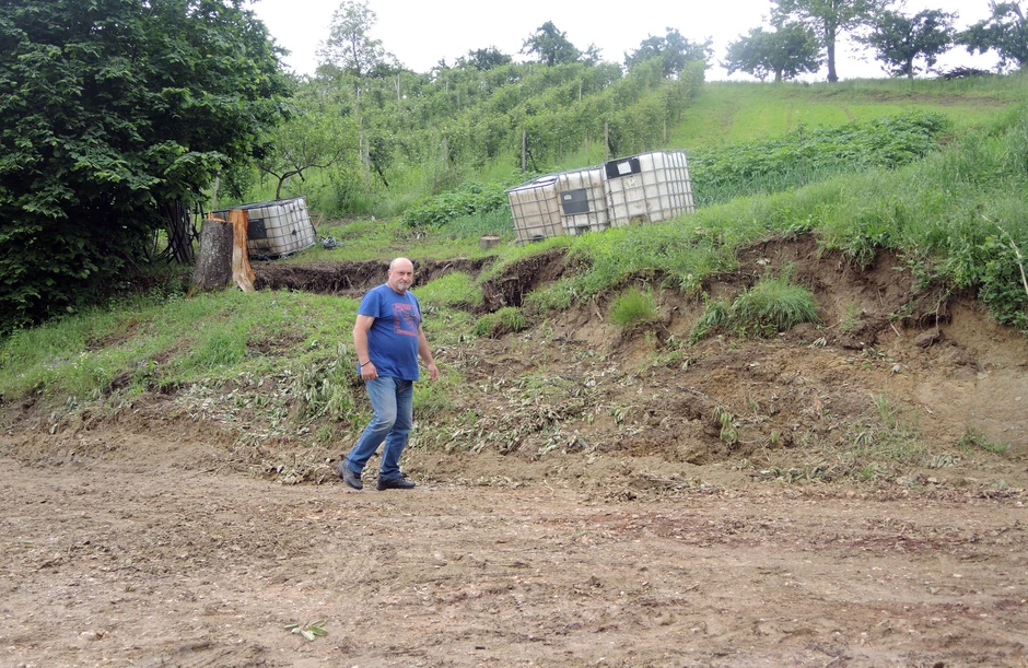 Obala se usled kiša otiska na put i preti da zarobi porodicu Suzović