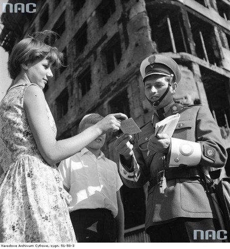 Milicjant podczas kontroli dokumentów