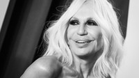 Donatella Versace 30 év után távozik a divatház éléről, ez a személy veszi át a vezetést