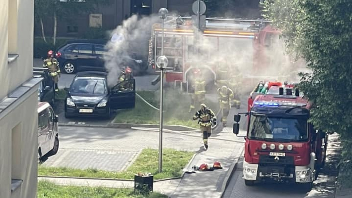 W Krakowie zapalił się samochód. Było to auto spalinowe