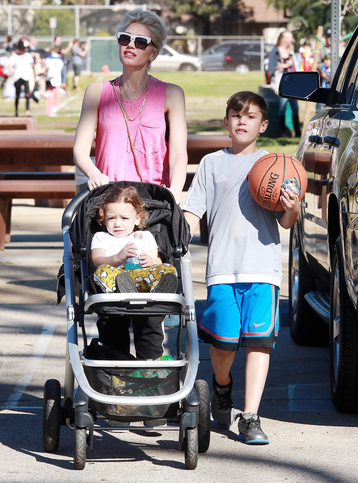 Gwen Stefani z dziećmi w parku