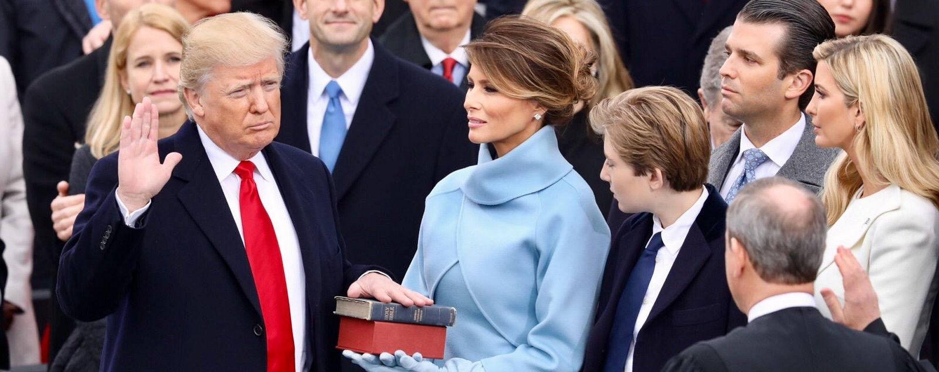 Na zdjęciu z 20 stycznia 2017 r. prezydent Donald Trump przyjmuje przysięgę od przewodniczącego sądu najwyższego Johna Robertsa, podczas gdy jego żona Melania Trump trzyma Biblię. 