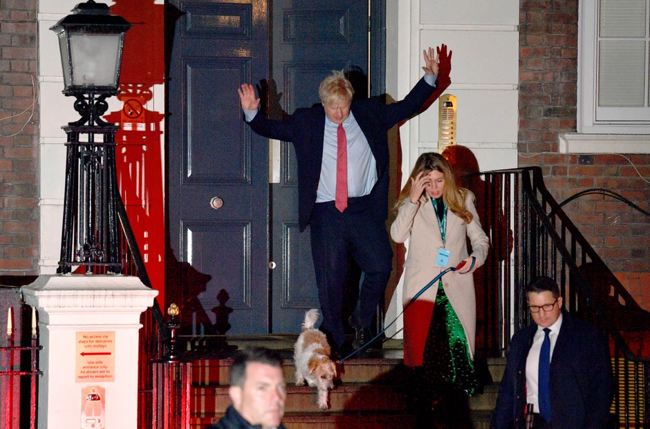 Boris Džonson pozdravlja pristalice