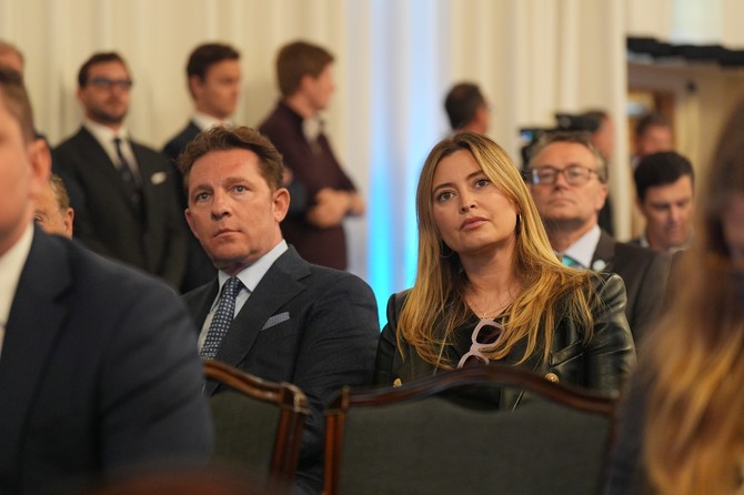 Holi sa mužem na političkoj pred konferenciji u Londonu 