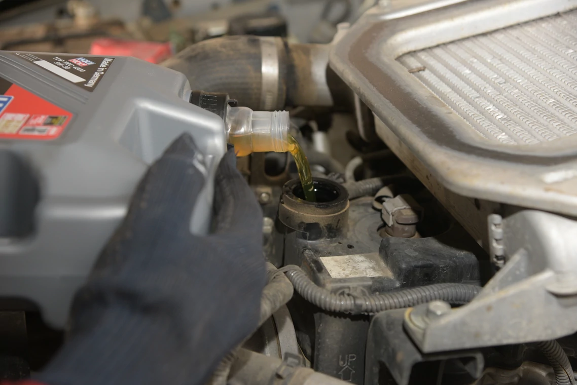 Nie wystarczy, że mechanik wleje "dobry olej" – ważne, żeby był on dostosowany do wymagań silnika. 