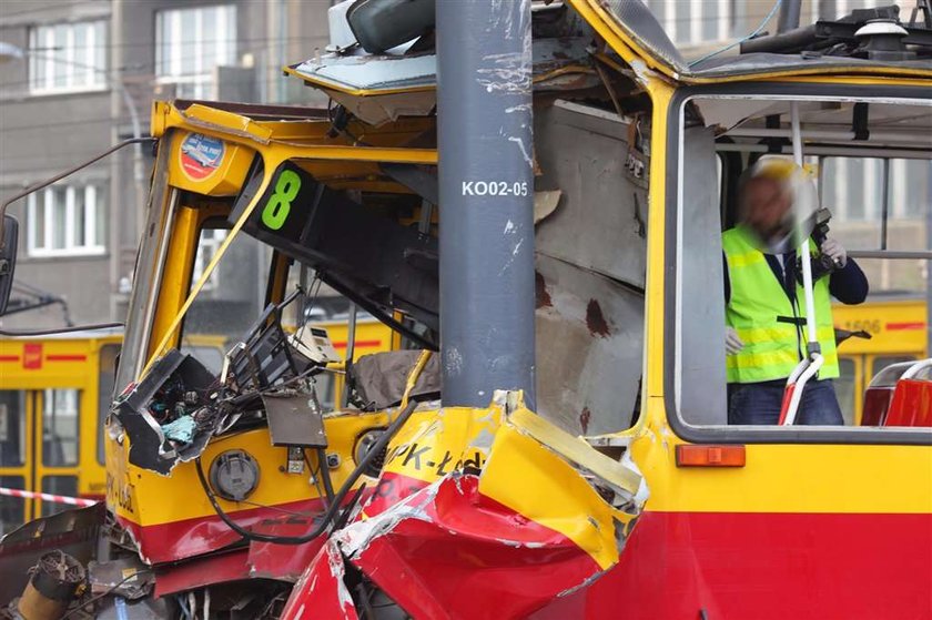 Wypadek tramwajowy. Motorniczy nie żyje. 11 osób rannych