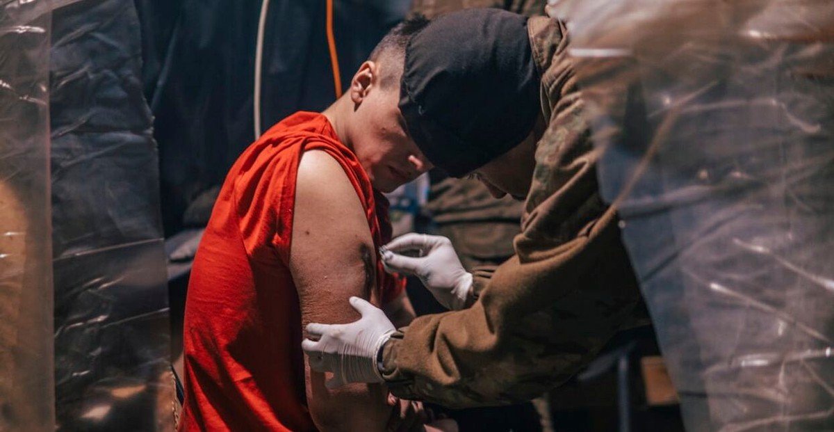 Żołnierz w zakładach Azowstal w Mariupolu