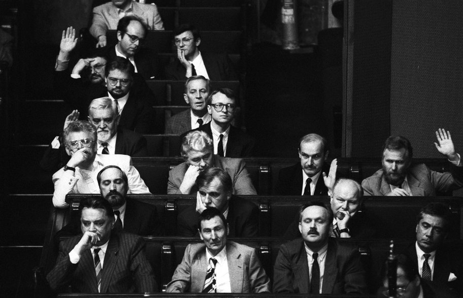 Ławy rządowe w Sejmie 4 czerwca 1992 r. Na zdjęciu m.in.: Jan Olszewski, Andrzej Olechowski, Antoni Macierewicz i Piotr Naimski. 