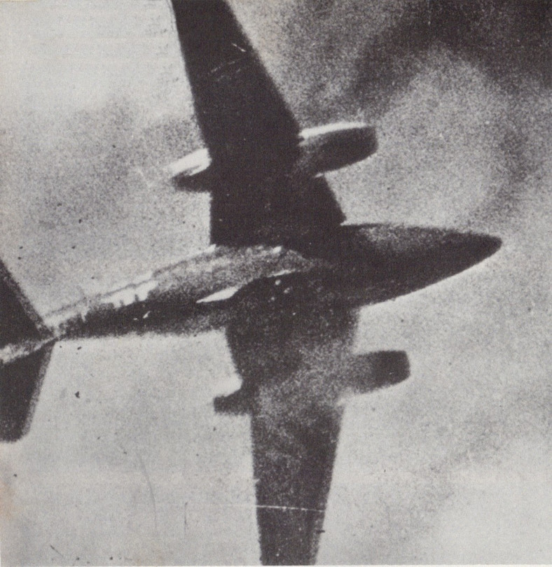 Zdjęcie Me 262 wykonane przez pilota P-51 Mustang. Gdy amerykańscy piloci widzieli sylwetkę tego odrzutowca, mogli czuć się zagrożeni