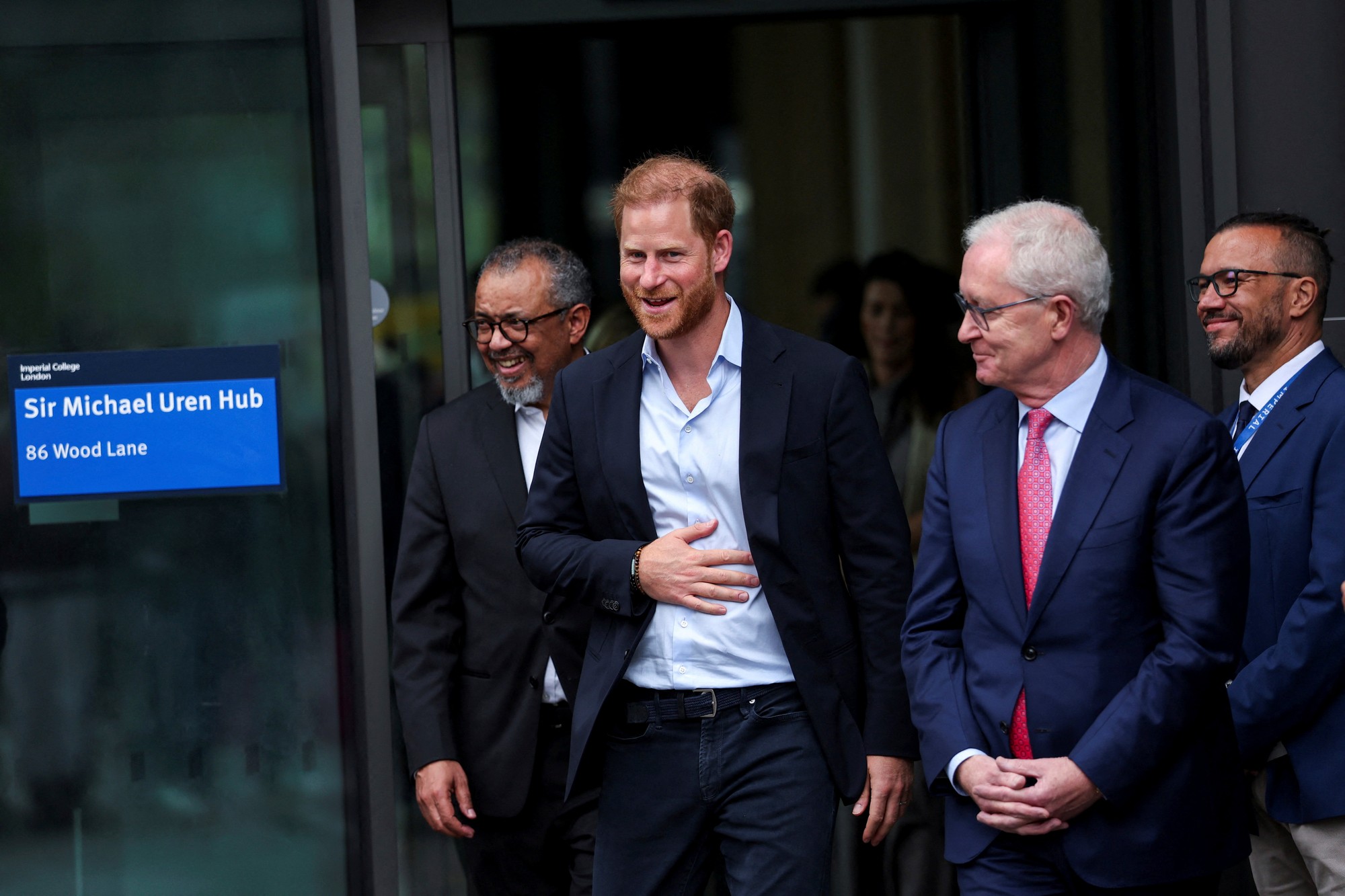 Britský princ Harry pri odchode po návšteve Centra pre štúdium poranení výbuchom na Imperial College v Londýne.