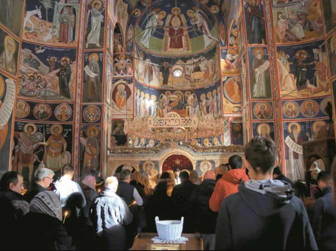 Na službi, vikendom, u manastiru nekada bude i po nekoliko hiljada ljudi. Ne mogu svi da stanu u crkvu, već u porti putem razglasa slušaju bogosluženje