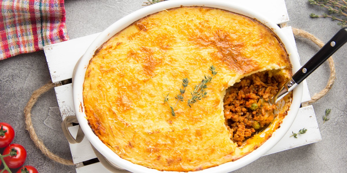 Tak wygląda zapiekanka pasterka (shepherd's pie). Ta przygotowana przez skazanego kucharza zabiła 92-latkę. (Zdjęcie ilustracyjne).