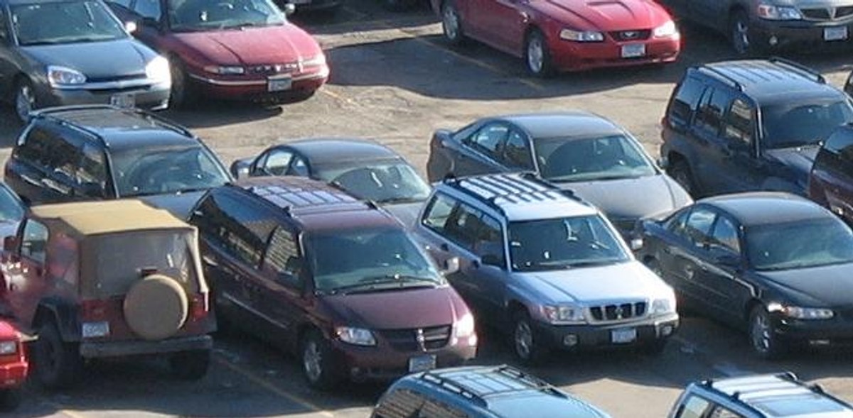 Starości płacą za przechowywanie porzuconych pojazdów