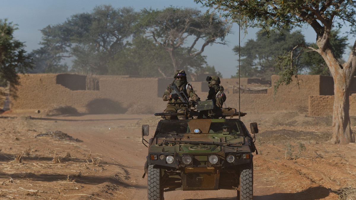 Obecnie w Mali przebywa tysiąc żołnierzy z krajów Afryki Zachodniej oraz Czadu, którzy stanowią fundament sił do walki z islamistami kontrolującymi północ kraju - poinformował w poniedziałek rzecznik francuskich sił zbrojnych Thierry Burkhard.