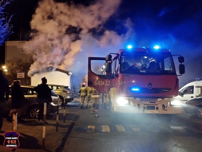 Pożar altany śmietnikowej przy ul. Myśliwskiej - 1.01.2023 - autor: 112tychy.pl