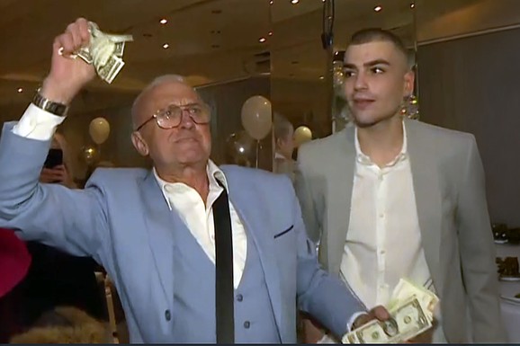UNUK ERE OJDANIĆA SLAVI 18. ROĐENDAN Andrija izrastao u pravog šmekera, a deda u ruci drži TUCU DOLARA I BACA IH U VAZDUH: "I sve što sam steko potrošiće neko"