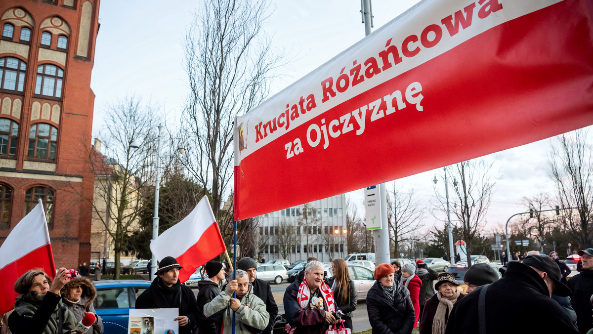 Toruń: protest Krucjaty Różańcowej przed Centrum Sztuki Współczesnej