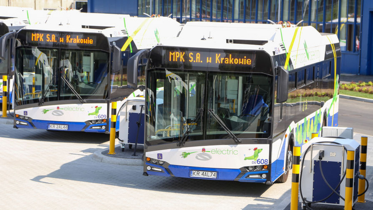 MPK SA w Krakowie i przedstawiciele konsorcjum firm Solaris Bus &amp; Coach SA i Millenium Leasing Sp. z o.o. w obecności prezydenta Krakowa Jacka Majchrowskiego podpisali umowę na dostawę 38 nowych przegubowych autobusów w formie leasingu finansowego.