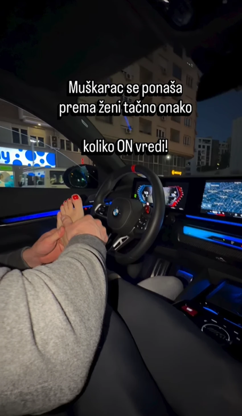 Zgodna plavuša koju svi znate bila u vezi sa ženom, sad ima novog dečka: Masira joj stopala na volanu