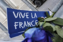 Italian people pay tribute to Nice attack at French Embassy