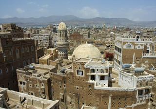 Jemen: Naloty koalicji na centrum stolicy, w tym pałac prezydencki