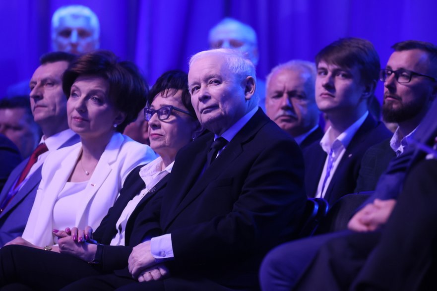 Jarosław Kaczyński w otoczeniu działaczy PiS 13 maja w Warszawie