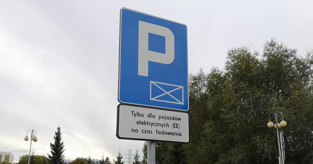  Zaparkujesz na dłużej w tym miejscu na parkingu, to dostaniesz mandat. Nawet jeśli masz elektryka